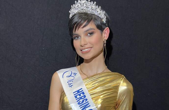 Eve Gilles avait d'abord été élue Miss Hersin-Coupigny puis Miss Nord-Pas-de-Calais avant de devenir Miss France 2024