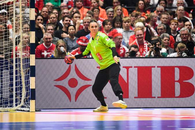Laura GLAUSER (France) pendant le match de la finale du Championnat du monde féminin de handball de l'IHF entre la France et la Norvège le 17 décembre 2023 au Danemark.