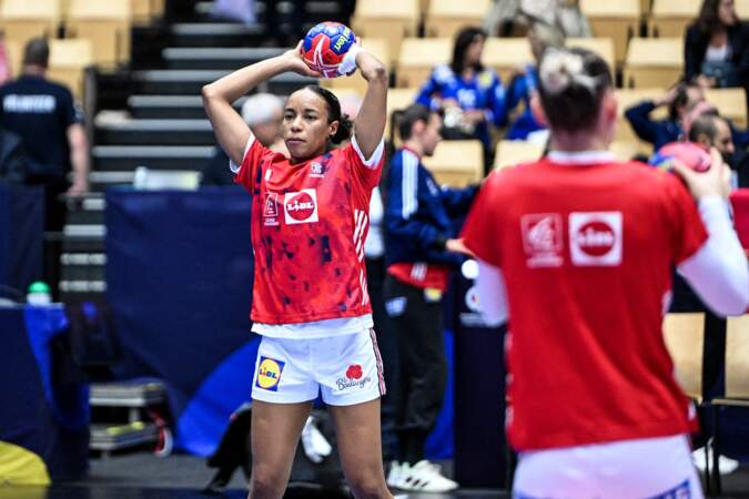 Estelle NZE-MINKO (France) avant le match de la finale du Championnat du monde féminin de handball de l'IHF entre la France et la Norvège.
