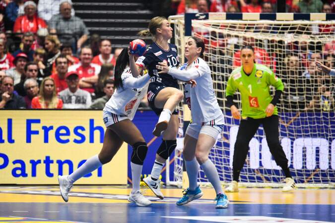 Tamara HORACEK (France), Pauletta FOPPA (France) et Stine OFTEDAL (Norvège) pendant le match de la finale du Championnat du monde féminin de handball de l'IHF entre la France et la Norvège le 17 décembre 2023 au Danemark.
