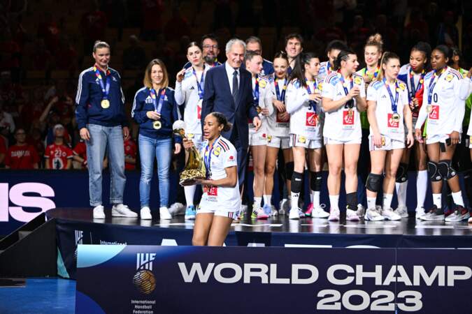 L'équipe de France célèbre le titre de championne du monde lors de la finale du Championnat du monde de handball féminin de l'IHF entre la France et la Norvège.