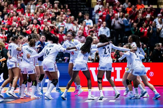 Les joueuses de l'équipe de France célèbrent après la finale du championnat du monde IHF de handball féminin entre la France et la Norvège.