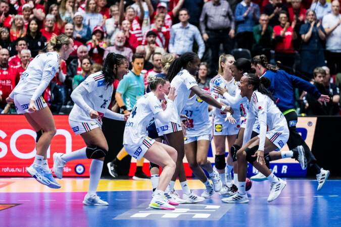 Les joueuses de l'équipe de France célèbrent après la finale du championnat du monde IHF de handball féminin entre la France et la Norvège.