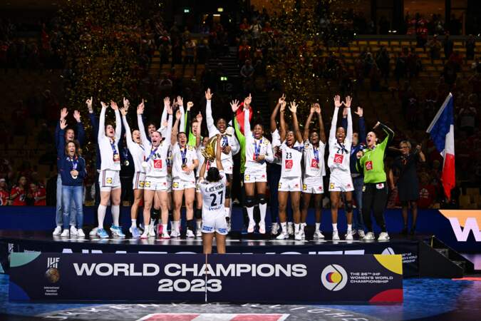 L'équipe de France célèbre le titre de championne du monde lors de la finale du Championnat du monde de handball féminin de l'IHF entre la France et la Norvège.
