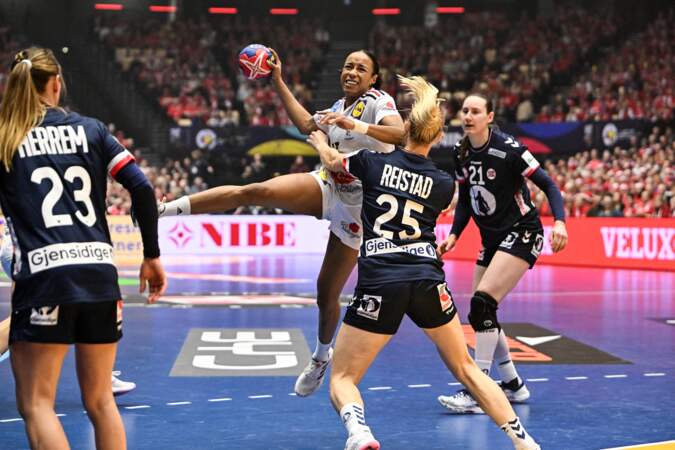 Estelle NZE-MINKO (France) pendant le match de la finale du Championnat du monde féminin de handball de l'IHF entre la France et la Norvège.