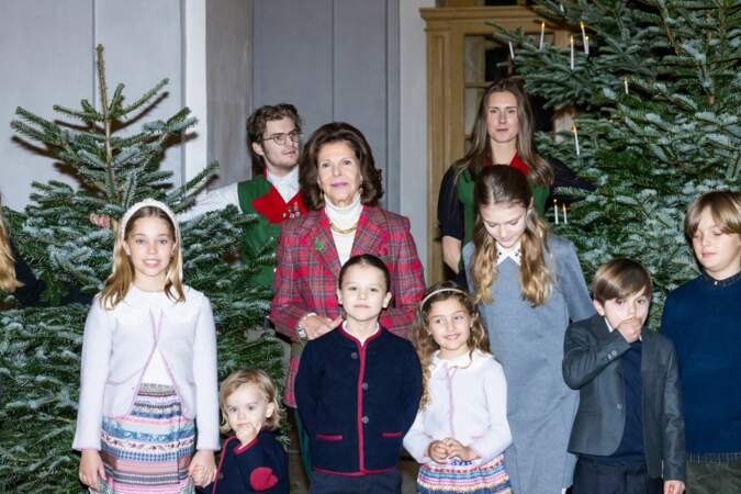 La reine Silvia et ses petits-enfants ont décoré les arbres de Noël du château de l'association des étudiants de l'université de Forest, au château de Stockholm, en Suède, le 18 décembre 2023.