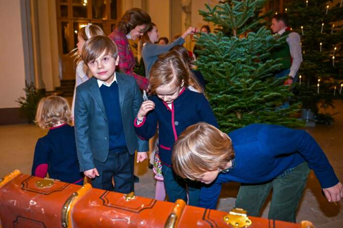 Le prince Oscar, le prince Gabriel et le prince Nicolas lors de la traditionnelle remise des arbres de Noël par les étudiants de l'Académie forestière.