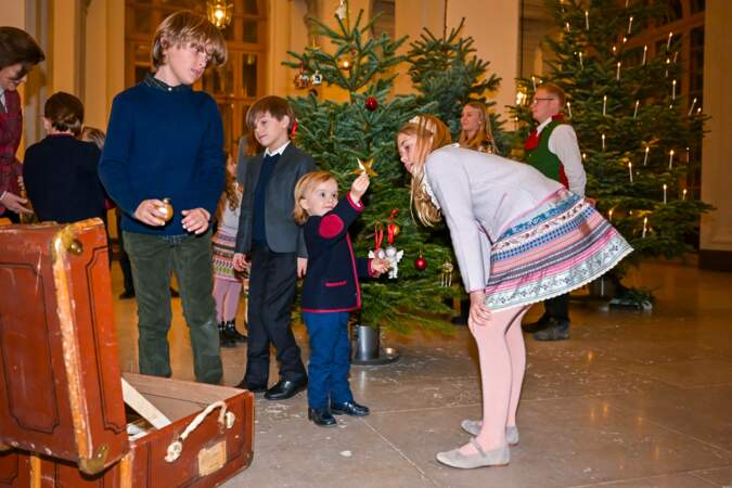 La famille royale de Suède lors de la traditionnelle remise des arbres de Noël par les étudiants de l'Académie forestière (Skogshögskolan) au palais Royal de Stockholm.