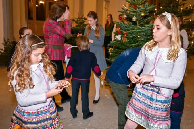 La princesse Leonore et la princesse Adrienne lors de la traditionnelle remise des arbres de Noël.