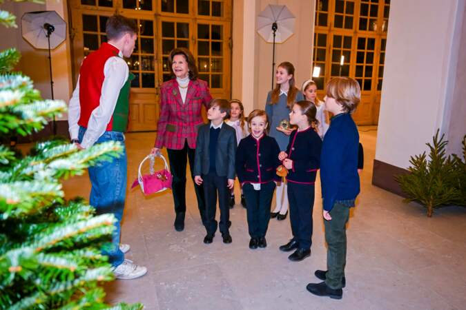 La famille royale de Suède lors de la traditionnelle remise des arbres de Noël par les étudiants de l'Académie forestière (Skogshögskolan) au palais Royal de Stockholm.