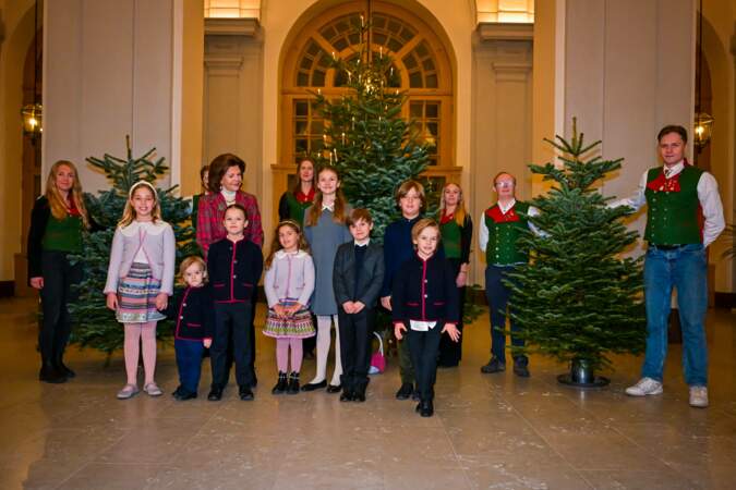 La reine Silvia de Suède, la princesse Estelle, Le prince Oscar, la princesse Leonore, le prince Nicolas, la princesse Adrienne, le prince Alexander, le prince Gabriel et le prince Julian lors de la traditionnelle remise des arbres de Noël.