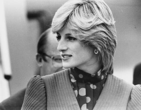 Diana apparaît pour la première fois avec des cheveux plus courts en 1990 sur la couverture du British Vogue. Cette nouvelle coupe, n’est en fait pas réelle. Son coiffeur Sam McKnight explique qu'il a coiffé Lady Diana de telle façon qu'on pense que ses cheveux sont plus courts. Diana a alors beaucoup apprécié. Et a l’issue du shooting, elle a opté pour une coupe plus courte.