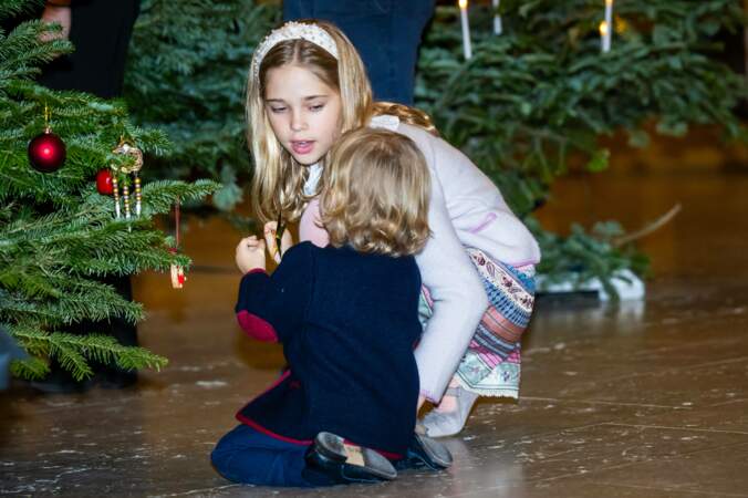 La princesse Leonore et le prince Julian devant l'arbre de Noël.