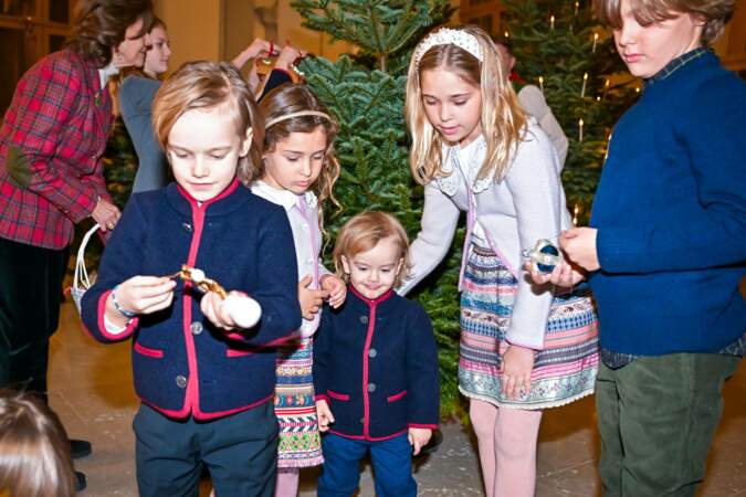 La princesse Leonore, le prince Nicolas, la princesse Adrienne, le prince Gabriel et le prince Julian lors de la traditionnelle remise des arbres de Noël.