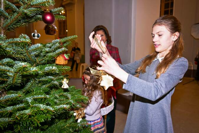La princesse Estelle lors de la traditionnelle remise des arbres de Noël par les étudiants de l'Académie forestière (Skogshögskolan) au palais Royal de Stockholm.
