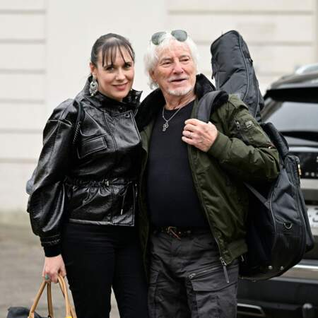 Hugues Aufray et sa femme Murielle complices devant le studio Gabriel, le 19 décembre 2023.
