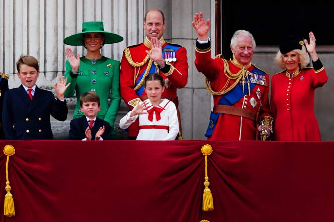 La famille royale d'Angleterre sur le balcon du palais de Buckingham lors du défilé "Trooping the Colour" à Londres