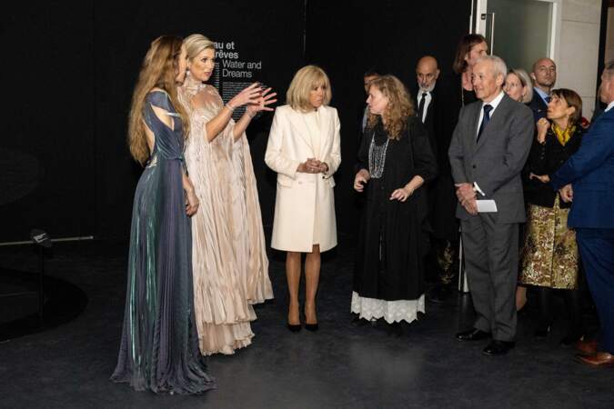 La reine Maxima des Pays-Bas et la première dame Brigitte Macron lors de l'ouverture de l'exposition "Sculpter les sens" d'Iris van Herpen au Musée des Arts Décoratifs de Paris