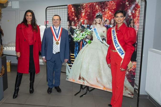 Eve Gilles, Miss France 2024, pose avec Cindy Fabre et le maire du village devant la photo du soir de son élection