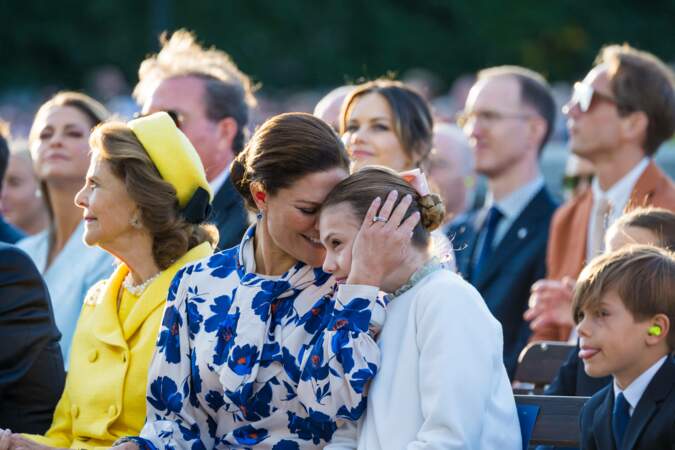 La reine Silvia de Suède, la princesse Victoria de Suède, la princesse Estelle et le prince Oscar lors du Concert de la ville de Stockholm à Lejonbacken dans le cadre des célébrations du jubilé du roi Carl XVI Gustav de Suède 
