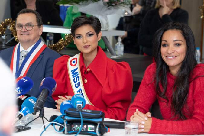 Eve Gilles, Miss France 2024, avec  le maire de Quaëdypre et Cindy Fabre