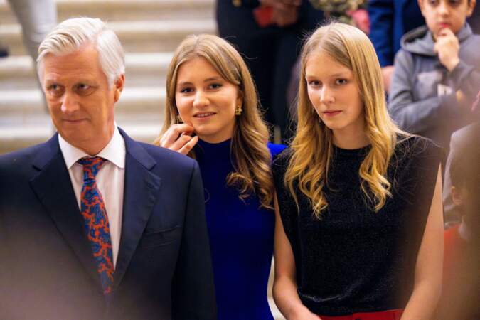 Le Roi Philippe avec la Princesse Elisabeth et la Princesse Eléonore lors d'une photo de famille.