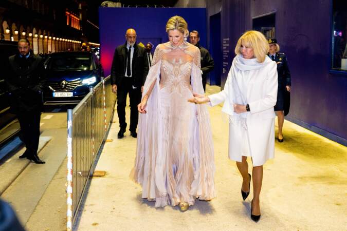 La reine Maxima des Pays-Bas et Brigitte Macron lors de l'ouverture de l'exposition "Sculpter les sens" d'Iris van Herpen au Musée des Arts Décoratifs de Paris
