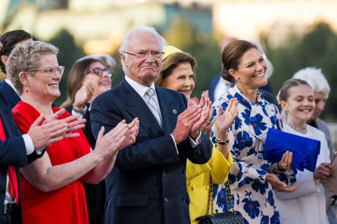 Le roi Carl XVI Gustav de Suède, la reine Silvia de Suède et la princesse Victoria de Suède lors du Concert de la ville de Stockholm à Lejonbacken dans le cadre des célébrations du jubilé du roi Carl XVI Gustav de Suède 