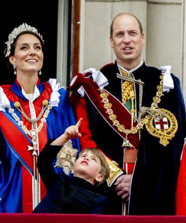 La famille royale britannique salue la foule sur le balcon du palais de Buckingham lors de la cérémonie de couronnement du roi d'Angleterre à Londres