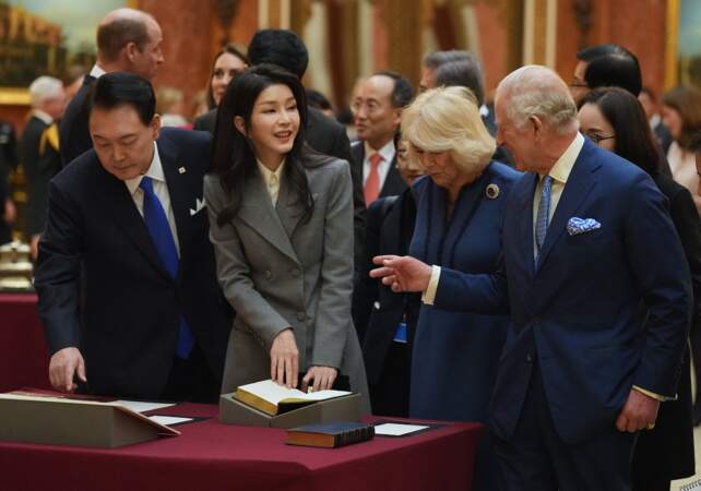 Le roi Charles III d'Angleterre et Camilla Parker Bowles, reine consort d'Angleterre, présentent au président de la Corée du Sud Yoon Suk Yeol et à sa femme Kim Keon Hee une exposition sur la République de Corée à Londres