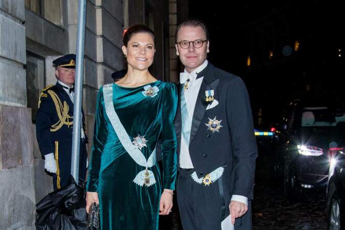 Le 20 décembre 2023, Victoria et Daniel de Suède assistent au gala annuel de l'Académie suédoise