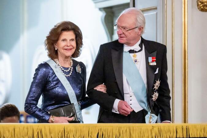 La reine Silvia et le roi Carl Gustaf rentrent dans l'Académie suédoise de Stockholm