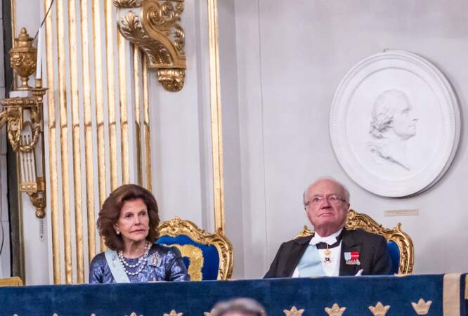 Le roi Carl XVI Gustaf et la reine Silvia de Suède trônent au dessus de l'assemblée