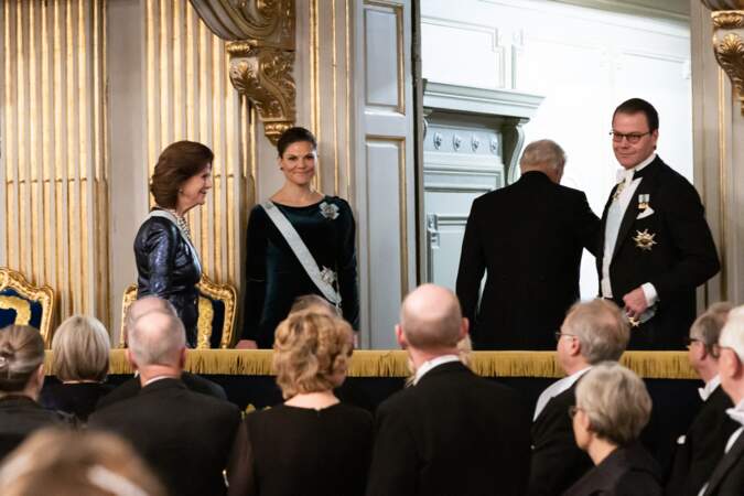 Le roi Carl XVI Gustaf quitte la pièce, suivi par la reine Silvia de Suède, du prince Daniel et de la princesse Victoria