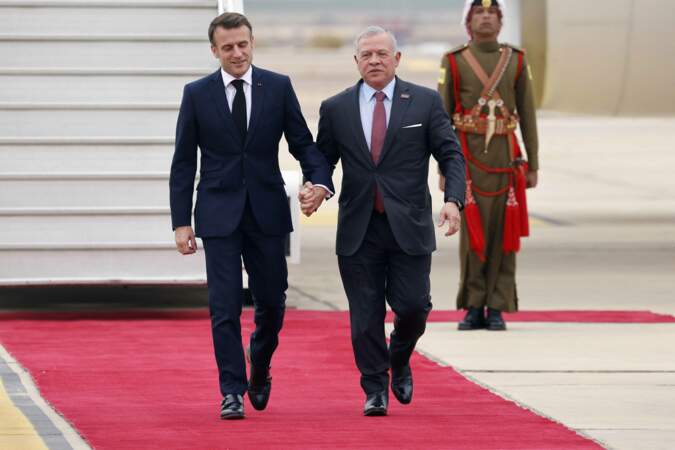 Le roi de Jordanie et le président marchent sur le tapis rouge main dans la main