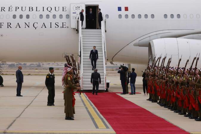 Le 21 décembre 2023, jour de son anniversaire, le président de la République, Emmanuel Macron est en Jordanie pour y rencontrer et fêter Noël avec les soldats français