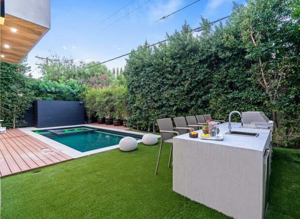 Un espace jardin avec piscine et terrasse sans vis-à-vis.