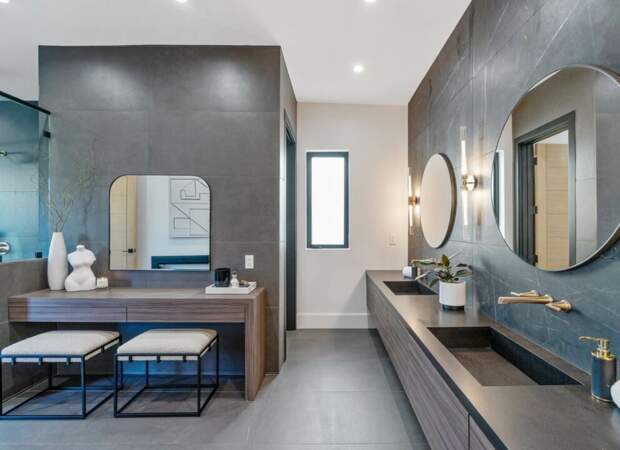 D'une superficie de 5 000 pieds carrés (plus de 464 m²), la maison comprend 5 salles de bain. 