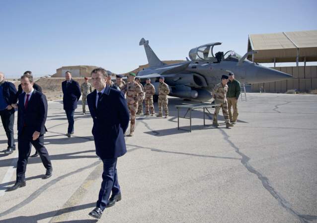 Le président français sur le tarmac de la base aérienne Prince Hassan de la Royal Jordanian Air Force