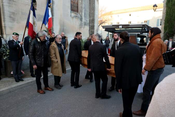 Le cercueil de l’acteur est arrivé aux alentours de 9 heures ce matin à l’Église de Saint Pierre-ès-Liens de Mollégès, dans les Bouches-du-Rhône.
