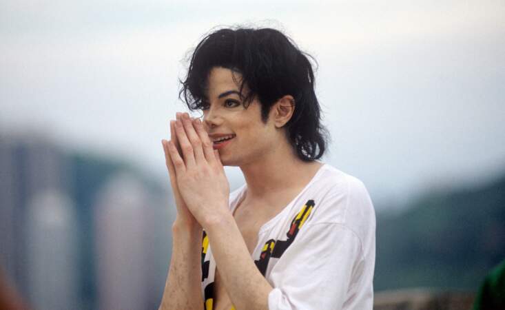 Michael Jackson décède le 25 juin 2009. 
Il est mort d'une surdose de médicaments puissants administrés par son médecin personnel.