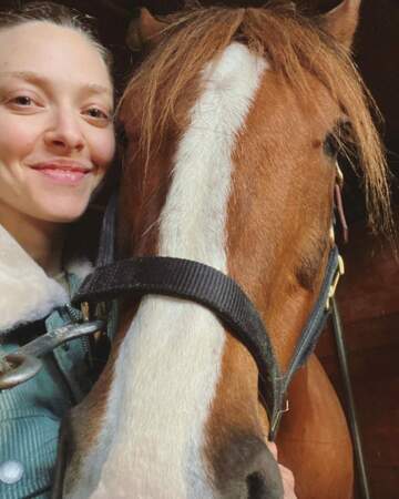 L'actrice Amanda Seyfried est aussi au naturel lorsqu'elle passe du temps à cheval.