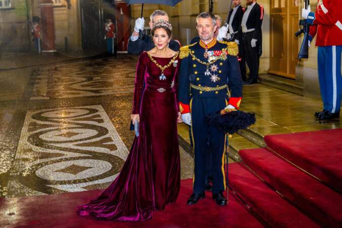 La famille royale de Danemark se rend au dîner annuel du Nouvel An, un jour après que la reine Margrethe régnant a abdiqué à Amalienborg.