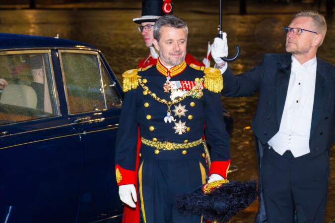La famille royale de Danemark se rend au dîner annuel du Nouvel An, un jour après que la reine Margrethe II a abdiqué à Amalienborg.