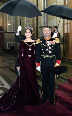 Le futur roi et la future reine du Danemark, le prince héritier Frederik et la princesse héritière Mary arrivent au banquet du Nouvel An au château d'Amalienborg, à Copenhague, le lundi 1er janvier 2024. 