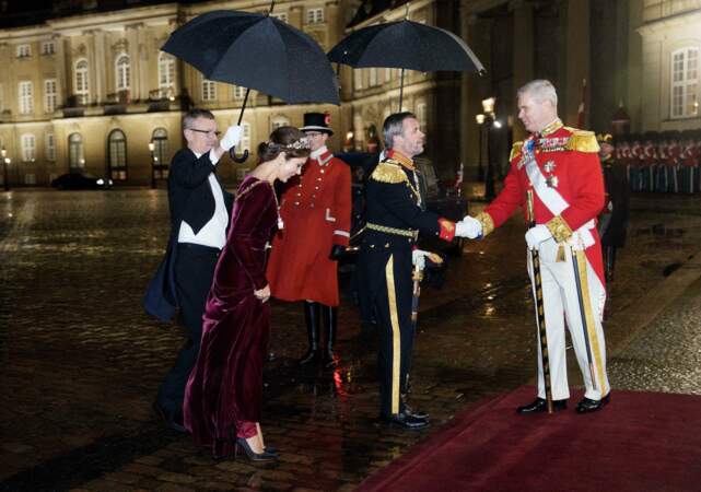 Le futur roi et la future reine du Danemark, le prince héritier Frederik et la princesse héritière Mary au dîner royal du Nouvel An.