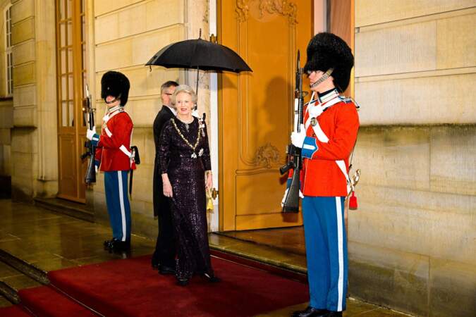 La famille royale du Danemark se rend au dîner annuel du Nouvel An, un jour après que la reine Margrethe régnant a abdiqué à Amalienborg, Copenhague, Danemark.