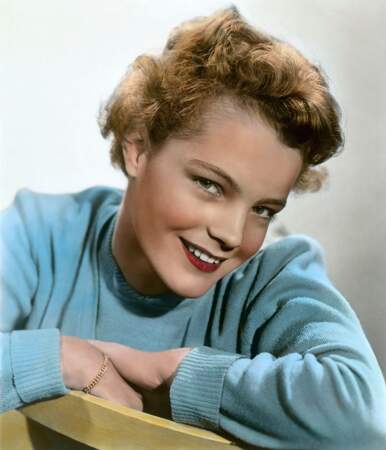 En 1953, elle fait ses premiers pas au cinéma en tant qu'actrice dans le film Lilas Blancs. Elle a 15 ans