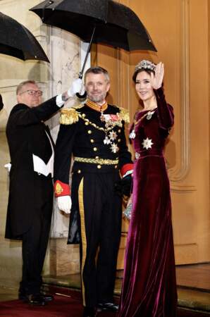 Le futur roi et la future reine du Danemark, le prince héritier Frederik et la princesse héritière Mary arrivent au banquet du Nouvel An.