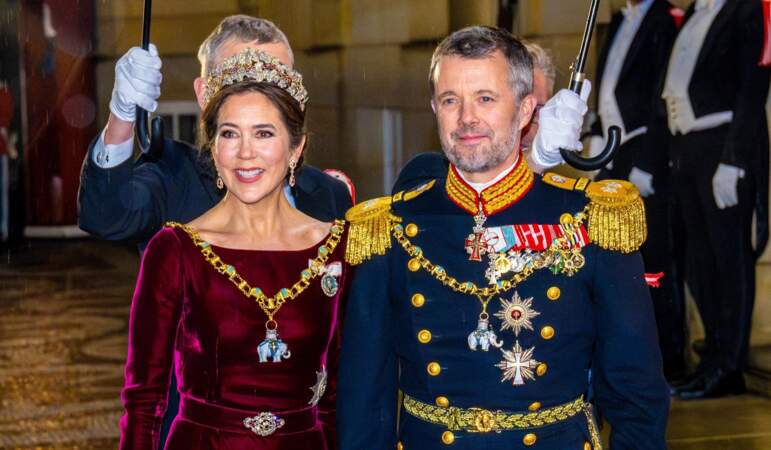 La famille royale de Danemark se rend au dîner annuel du Nouvel An, un jour après que la reine Margrethe II a abdiqué à Amalienborg, au Danemark, le 1er janvier 2024.